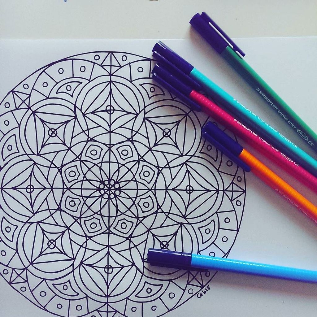 ArtistStrong's tweet photo. Coloring in one of my mandalas to help create the book cover to my coloring book. #hardlif… https://t.co/UKFIHqukfM https://t.co/222rloJuzP