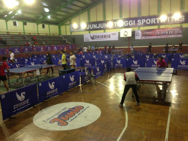 Suasana lagi pada pemanasan nih.
Ayo semua datang ke gor tri lomba juang dan ramaikan!! #itbopenxvi2015 #uatm