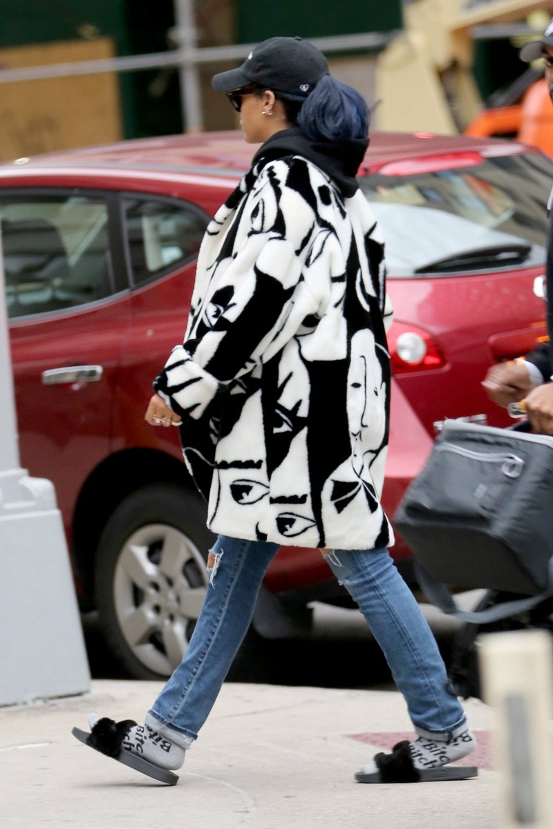 fentynna's tweet photo. Rihanna out in NYC (Nov.22) https://t.co/d6s0vPSwXr