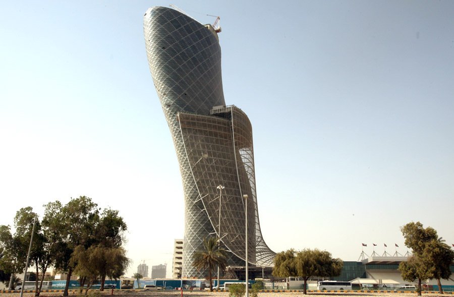 solestudiosing's tweet photo. El Capital Gate, en Abu Dhabi. Rascacielos de 160 m y 35 pisos. Es la Torre más inclinada del mundo! https://t.co/ISKqj83hPL