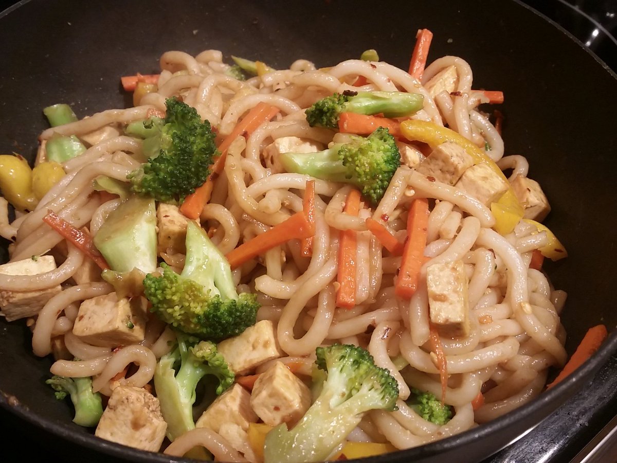 MsYoonHomeEc's tweet photo. Meatless Monday meal prep! Can't wait to eat these udons tomorrow... Or right now 😅 #friedudon #MeatlessMonday https://t.co/yO4c45SOOi