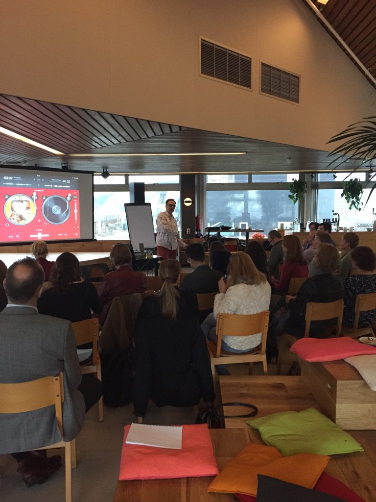 We zijn begonnen! Engbert Beuker van <a href="/pentascope/">Pentascope</a> met de management mixer! #wowhka