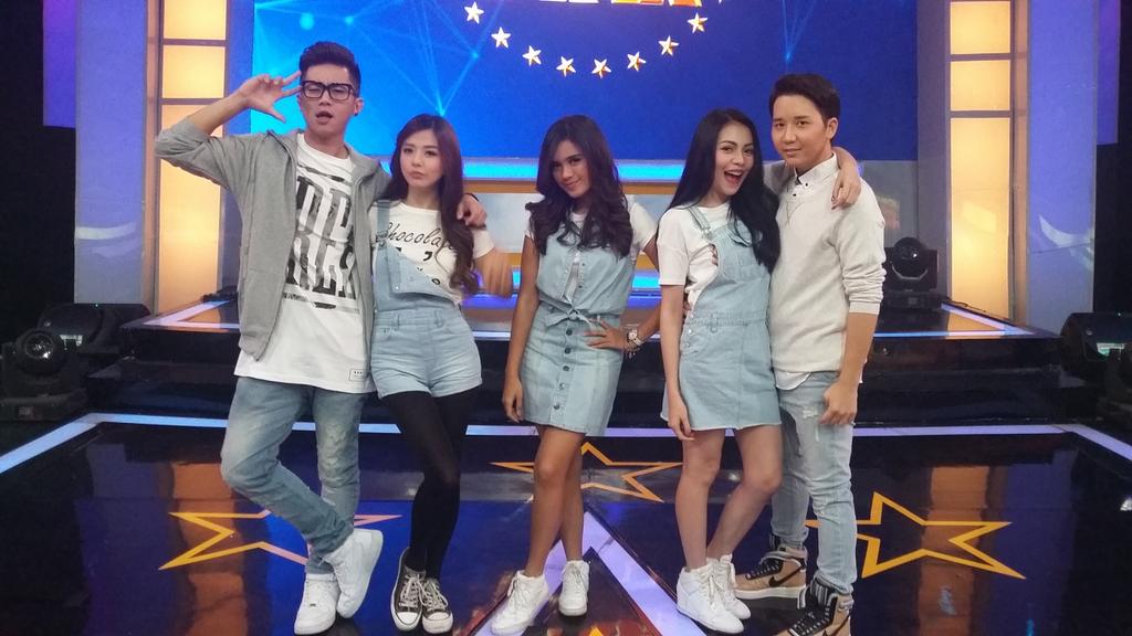 Antijones_TTV's tweet photo. Udah siaaapp liat mereka di @karaokestarTTV #duelbintangKSTTV jam 19:00 @TRANSTV_CORP https://t.co/7iY9P7Zxok