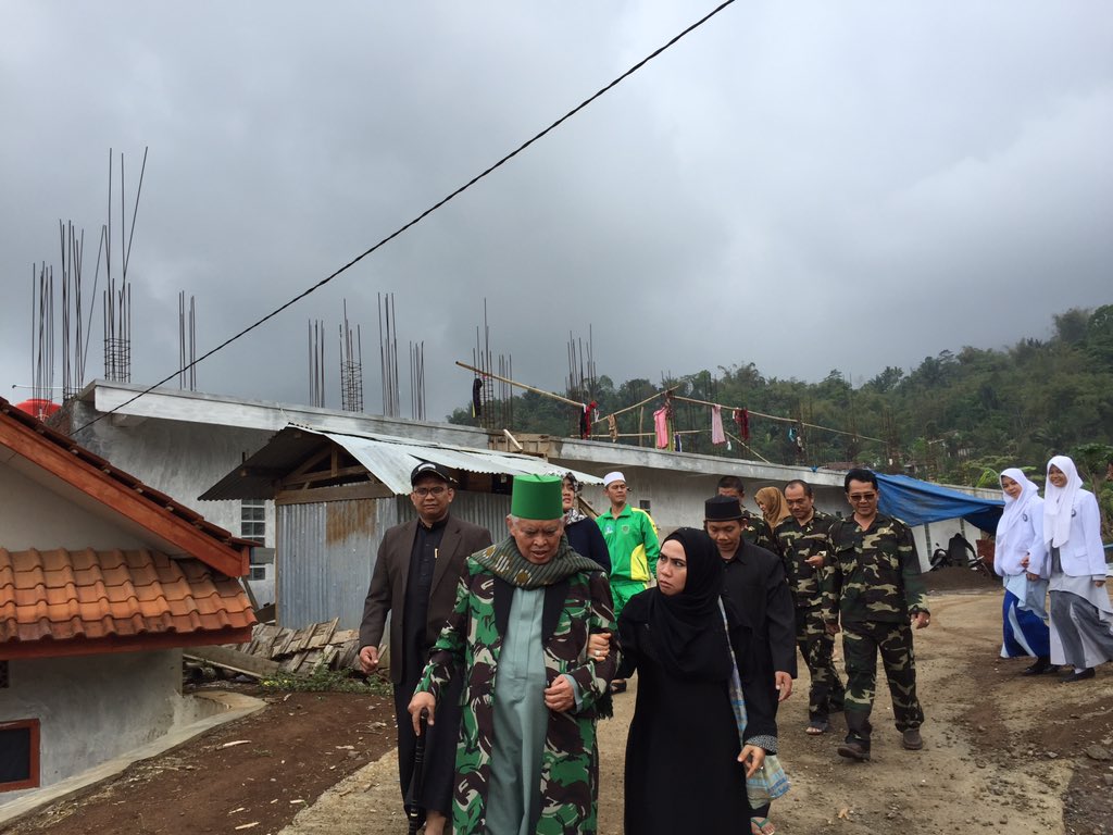 Ambu Jagat walked along her beloved &amp; great Guru Abah Aos <a href="/jagatarsyibs/">IG: @pesantren_jagat_arsy</a> <a href="/budirhakim/">Budi Rahman Hakim, Ph.D.</a>