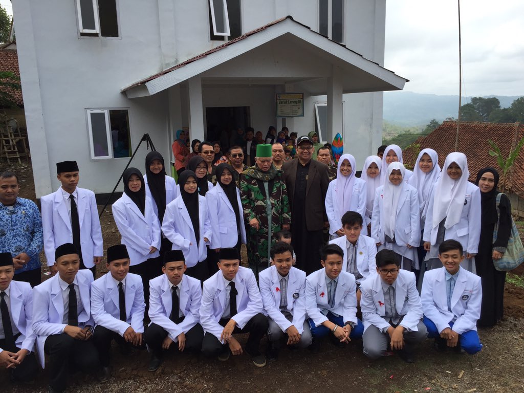 Dokter Santri <a href="/jagatarsyibs/">IG: @pesantren_jagat_arsy</a> &amp; Sirnarasa with Abah in front of Sirnarasa clinic <a href="/budirhakim/">Budi Rahman Hakim, Ph.D.</a>