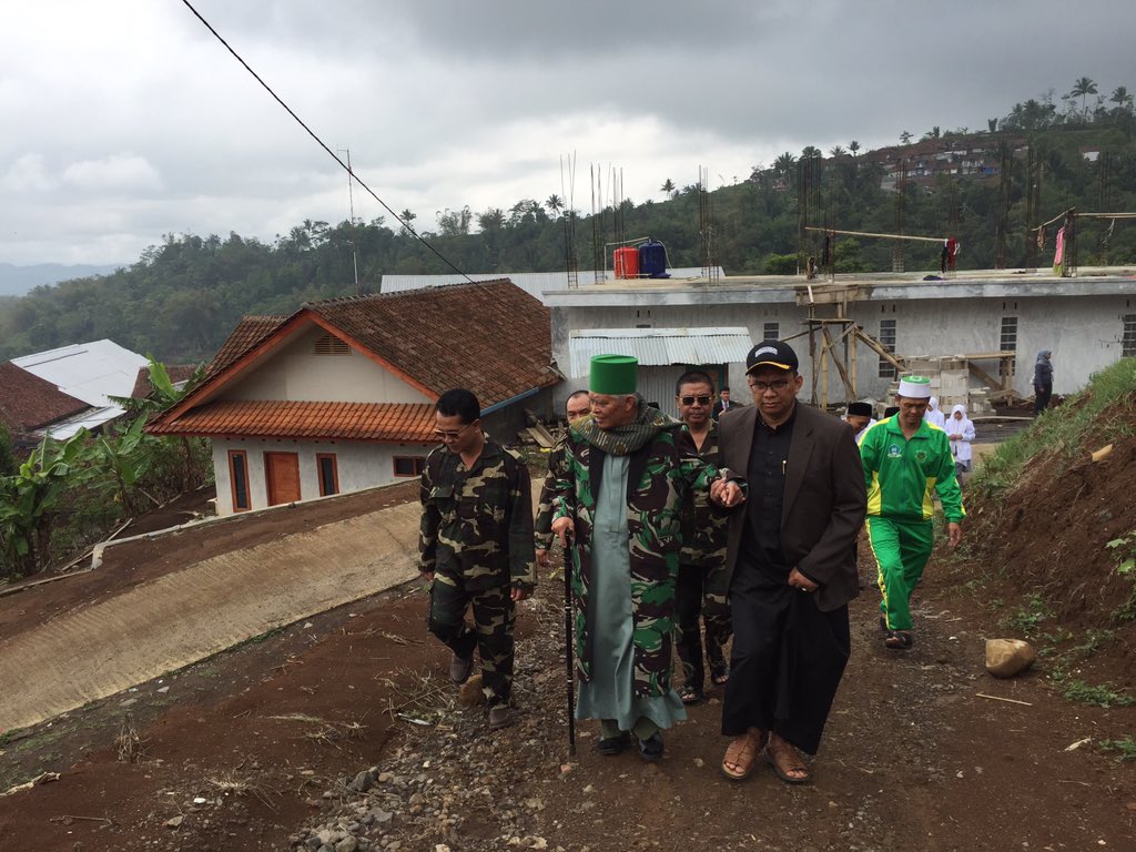 Abah Aos &amp; Abah Jagat are two in one <a href="/jagatarsyibs/">IG: @pesantren_jagat_arsy</a> <a href="/budirhakim/">Budi Rahman Hakim, Ph.D.</a>