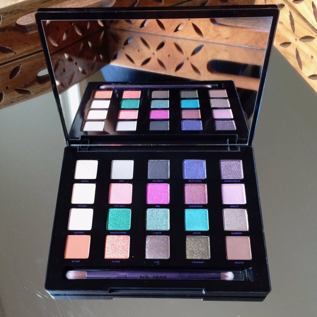 adashofdee_'s tweet photo. I've been loving the @UrbanDecay #Vice4 palette. Who wants to see #swatches? #UDCanada #bbloggersca #makeup https://t.co/qL4b1oXVvy