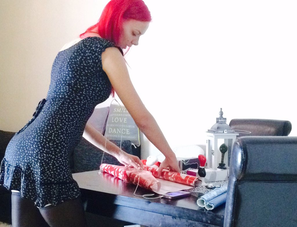 KathrinKox's tweet photo. Geschenke einpacken.Da wird sich jemand freuen.
#redhead #weihnachten #Christmas #dildo #present #camgitl #webcam https://t.co/thJCTW5M8w