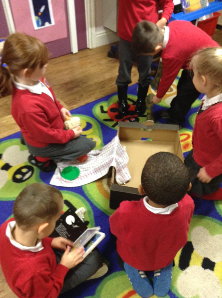 TPAF2LB's tweet image. Reading and role-play in FS2 @TheParksAcademy! #classread