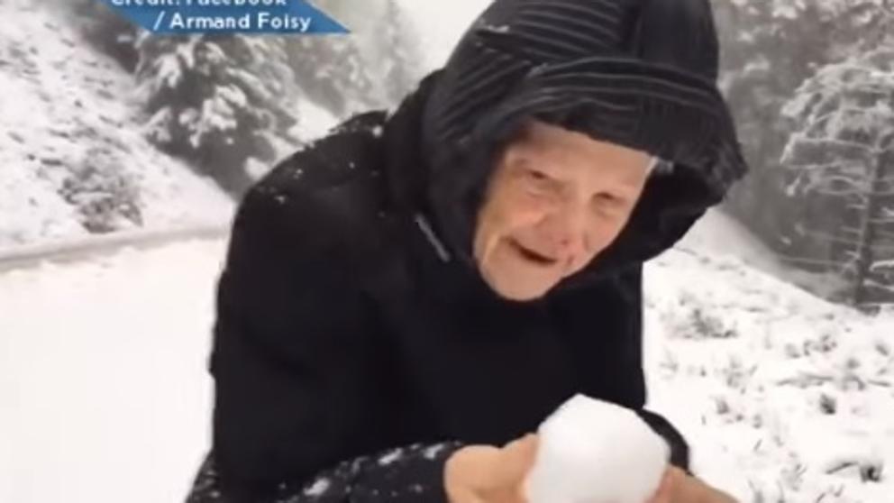 VidayTendencias's tweet photo. Una anciana demuestra que se puede ser niño con 100 años https://t.co/lPIAfiOnVv https://t.co/jCdG2YUZyE