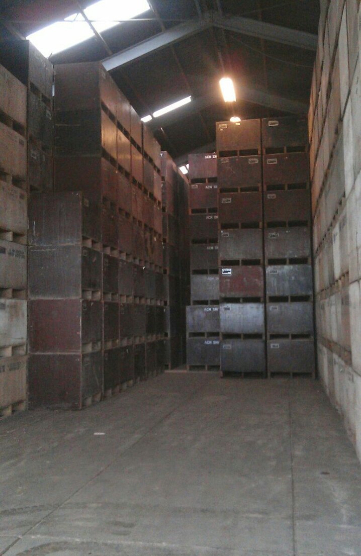 De schuur raakt weer lekker vol met lege kisten