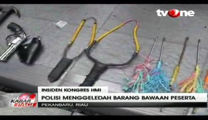 VIVAcoid's tweet photo. [VIDEO] Polisi Razia Peserta Kongres HMI asal Makassar https://t.co/lIprUA7rX8 https://t.co/HEz4etjb6H