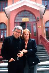 İşte bana en büyük serveti,okuma-yazmayı bağışlayan ilköğretmenim Cuyibar Bölükbaşıoğlu.
Öğretmenlerimize saygıyla.