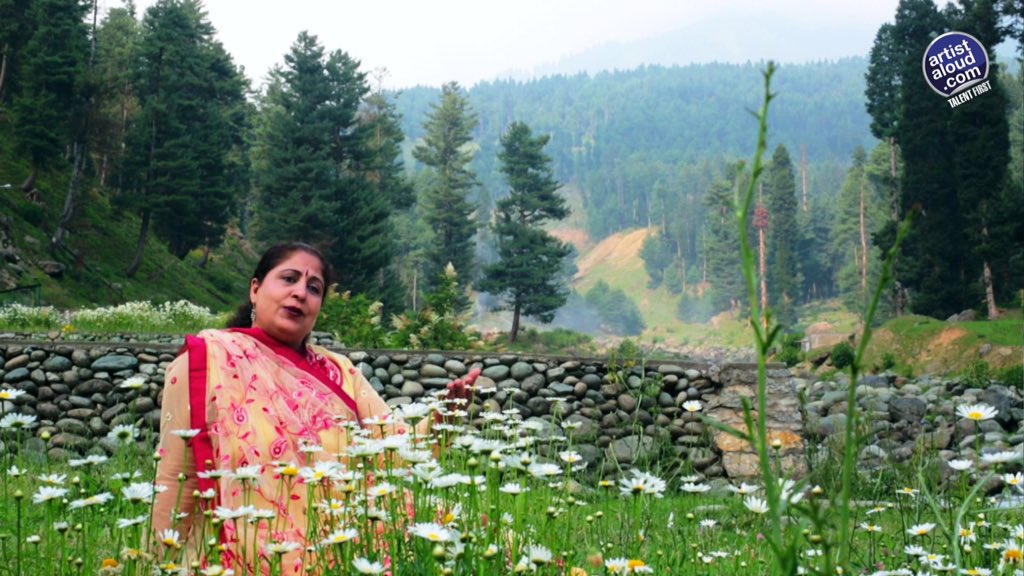 HemantSanganee's tweet photo. KASHMIRI FOLKSINGER #NEERJAPANDIT @rajpandit17 @AnupamPkher @ashokepandit #KASHMIR #Heaven https://t.co/5au67IClJI https://t.co/bUKdc8SDul