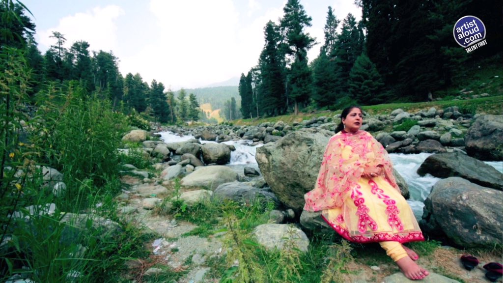 HemantSanganee's tweet photo. KASHMIRI FOLKSINGER #NEERJAPANDIT @rajpandit17 @AnupamPkher @ashokepandit #KASHMIR #Heaven https://t.co/5au67IClJI https://t.co/bUKdc8SDul