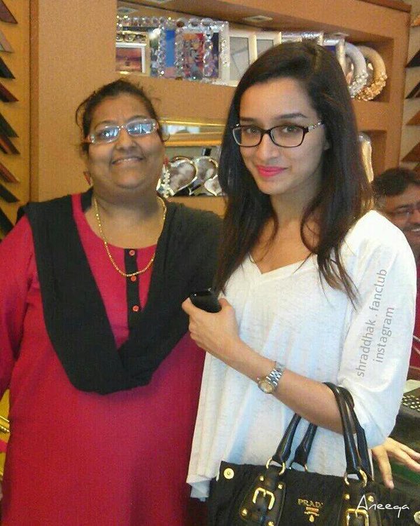 [PIC] <a href="/ShraddhaKapoor/">Shraddha</a> spotted with a fan at the mall.
(Credit: <a href="/bollyvolly1/">.</a>)