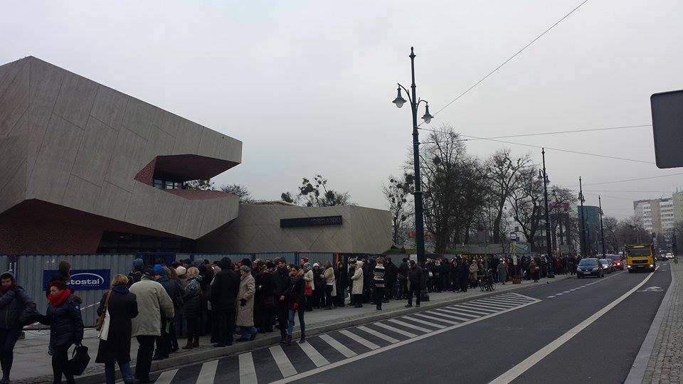 SpodKopca's tweet photo. Kolejka jak z lat 80., lecz to nadal rok 2015 ;) Udało Wam się zdobyć wejściówkę na #LuxFest w @torunpl? #Jordanki https://t.co/3uSzm6YNb2