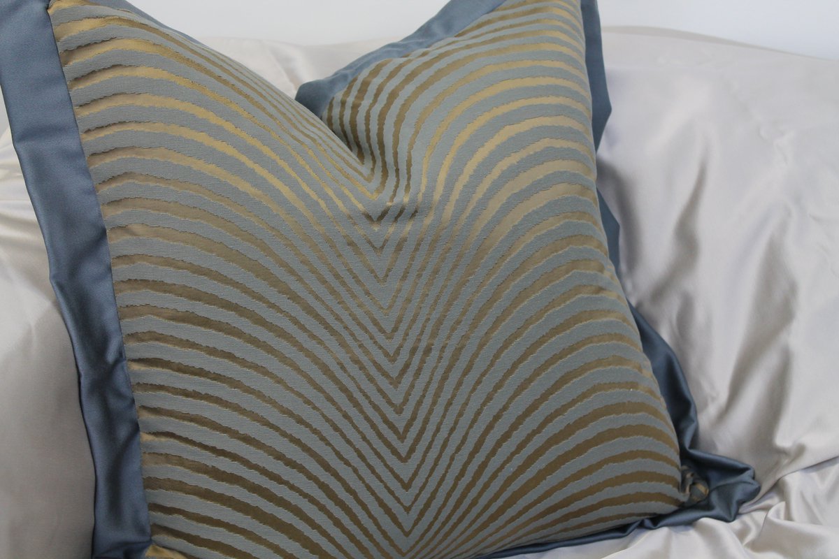 ClassyCushions's tweet photo. Luxury Cushion covers, designer fabrics, low prices. #Animalprint #luxury #quality #designer https://t.co/346XdSYSvZ
