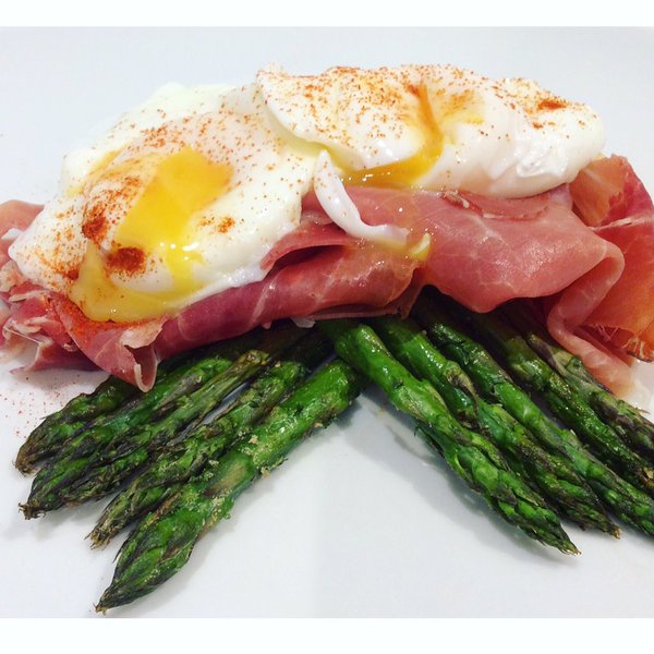 MuscleFoodUK's tweet image. This is how mornings should start. Check out @courtney_pruce fab Poached Eggs with Paprika, Ham &amp;amp; Asparagus 🍳 Yum