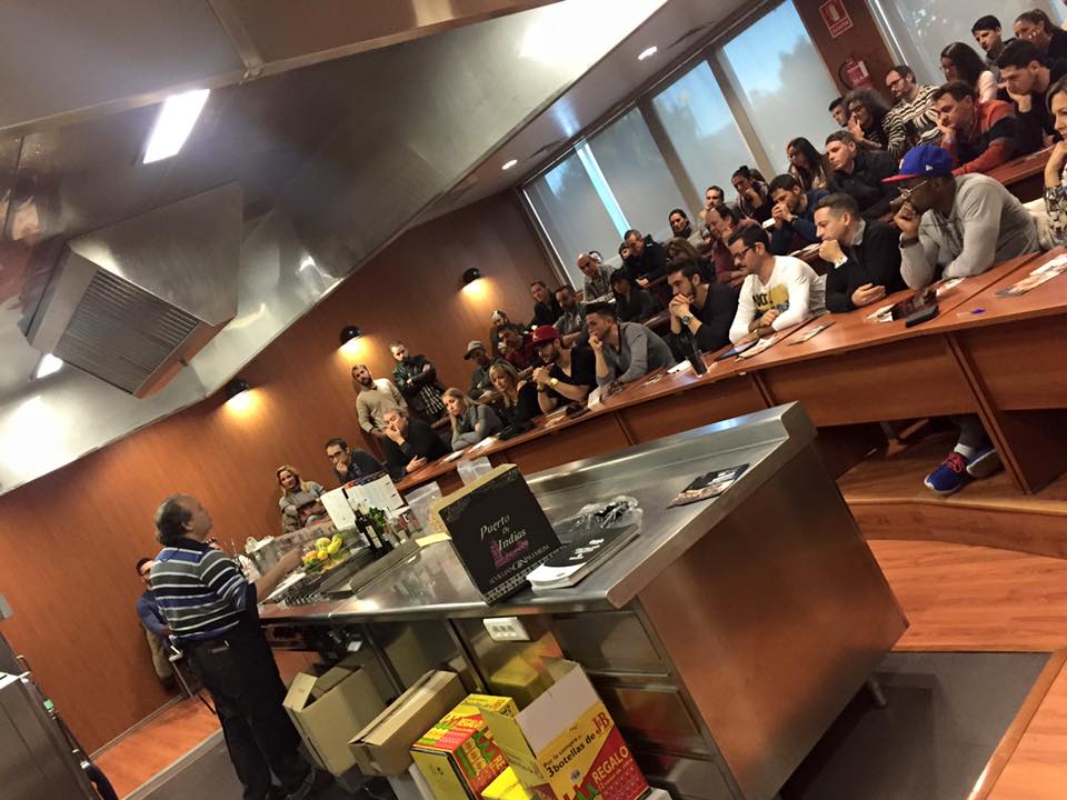 119gin's tweet photo. #Masterclass de @pepeorts sobre botánicos en mixología, con #119gin y #SGIdrinks, en @CdT_Castellon https://t.co/f86flbtVEU