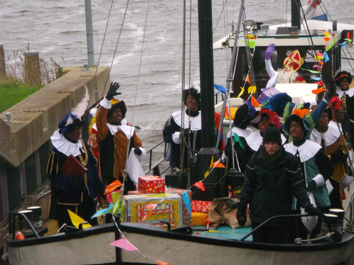 Zie ginds komt de stoomboot............ Zaterdag 28 november komt Sinterklaas om 14:00 uur aan op Landal <a href="/esonstad/">Landal Esonstad</a>.