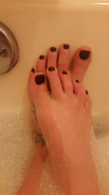 I like my toes to match my soul;) https://t.co/LWC9wmKhn4