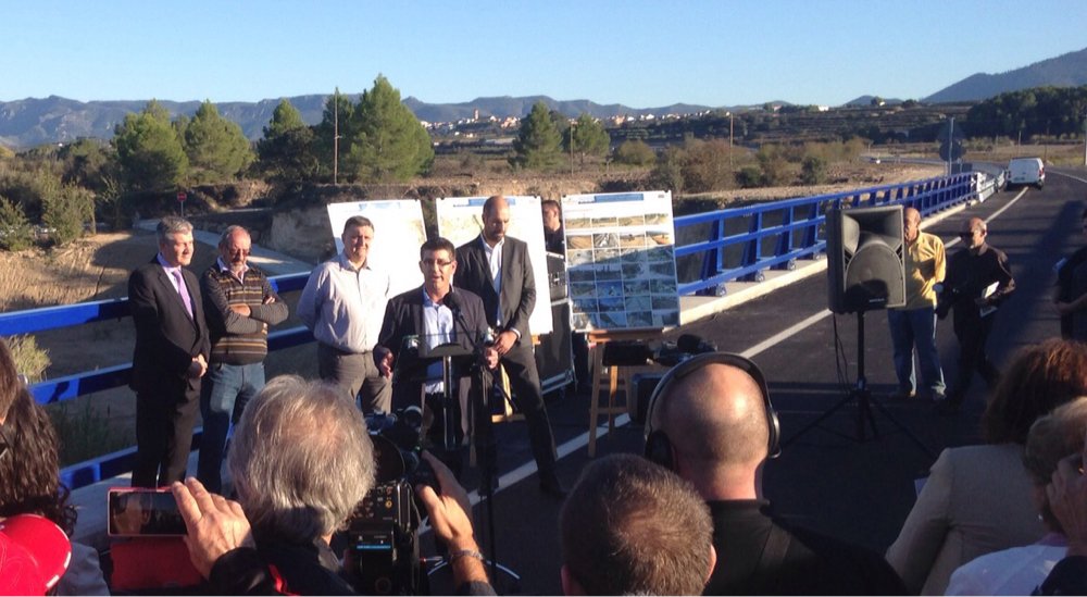 La apertura de la variante de la Pobla del Duc evita trazados peligrosos
bit.ly/1Tc6Bln