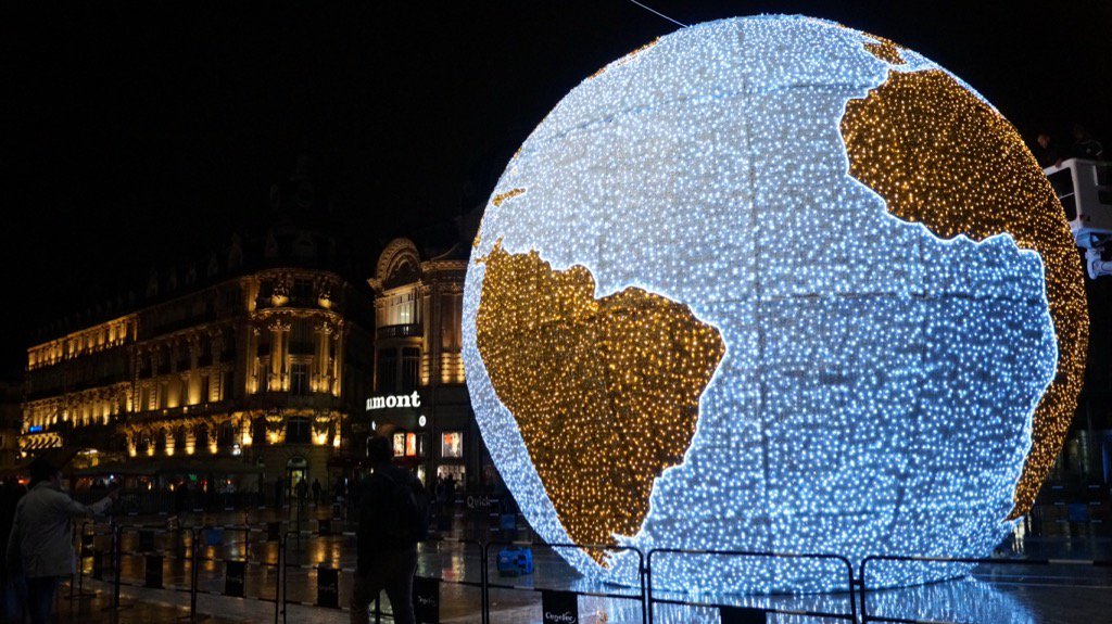 myMetropolitain's tweet photo. Illumination Noël #Montpellier : la mappemonde customisée sera associée à un ours géant https://t.co/Mcw71xiC8U