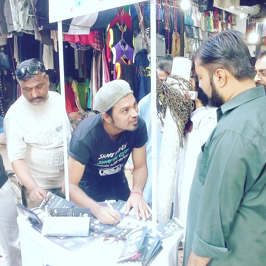 TripdaPakistan's tweet photo. #NoBusNovember #AroundKarachiin7Days #Day5 #ZainabMarket https://t.co/Q48A8At2xw