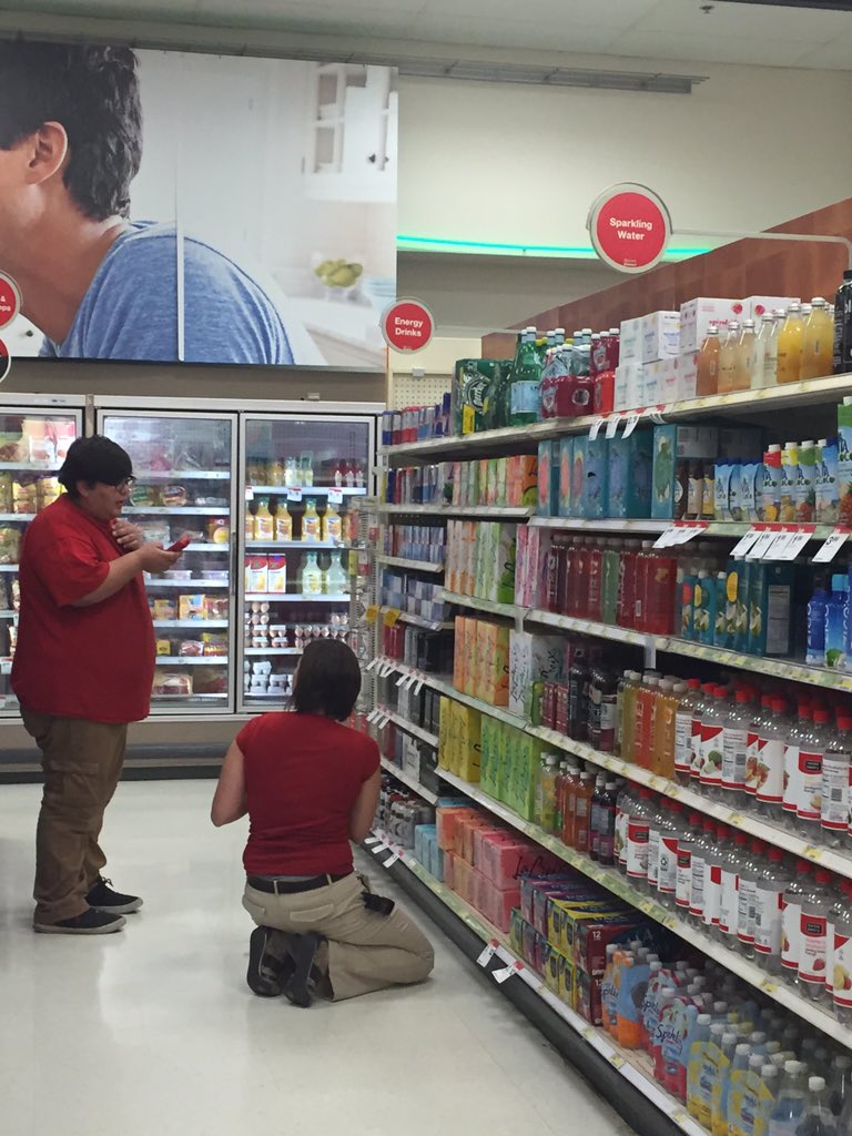 RoshelleMurray's tweet photo. I spy our Instocks team learning from their FAB ETL! Scan, scan, & SCAN SOME MORE! #t152 #racinetarget @Jfofana16 https://t.co/XkAppLI2dO