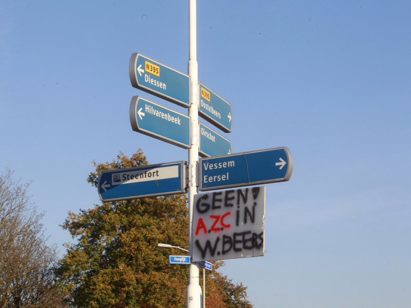 AZCAlert0499's tweet photo. Om 20:00 gaat de gemeente beslissen over het wel of niet een #azc in #Westelbeers #kominverzet #demonstreer https://t.co/LkFJpxW29b