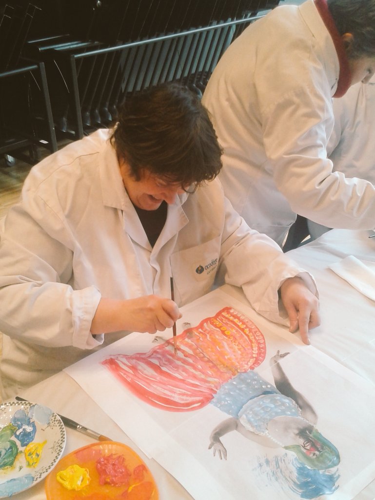GLabois's tweet photo. On se costume en peinture ! Place aux couleurs ! @OperaDijon #acodege #feeleo https://t.co/0Cti9MYhh9