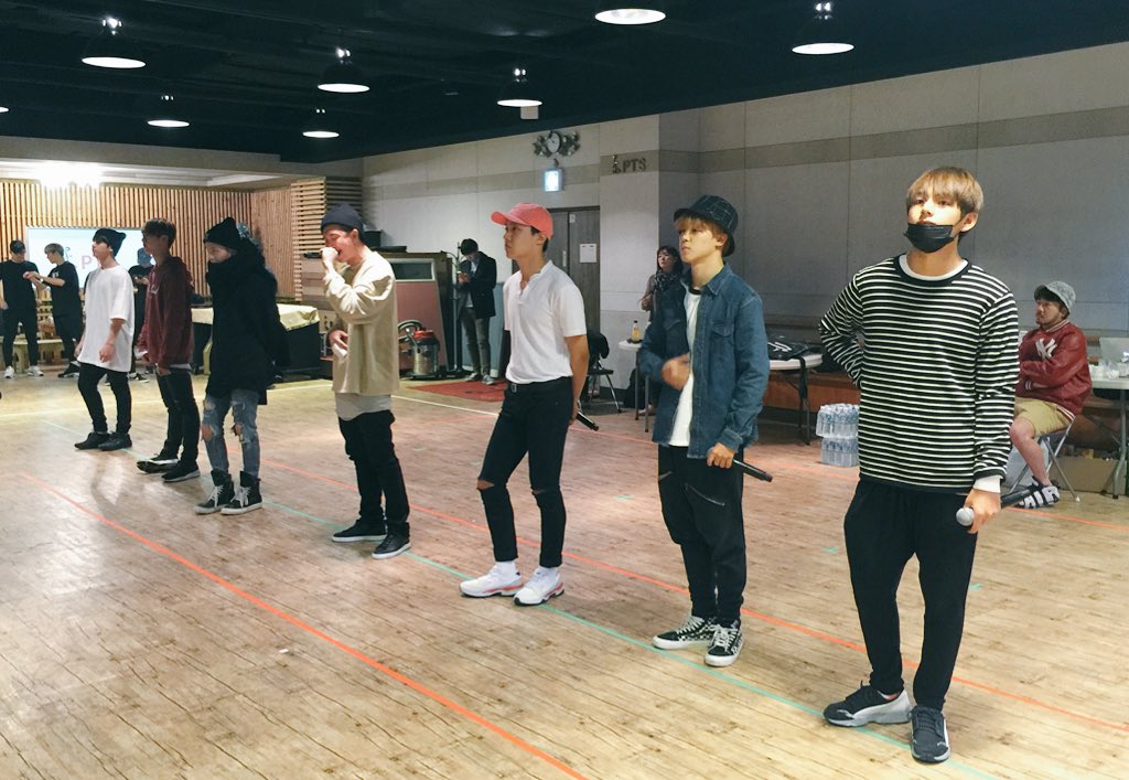 bts_bighit's tweet photo. [#BTSnow] #방탄소년단 화양연화 on stage D-3!! ⏱⏰⏱🌸 https://t.co/d1Adl1nFWP