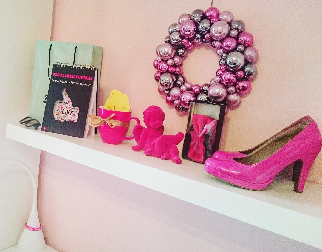 ellen_alfer's tweet photo. #meinmagenta Büro... zu Hause 😊 ich nominiere alle verlinkten Personen 👍 #telekomwall https://t.co/qjgYQUkCrb
