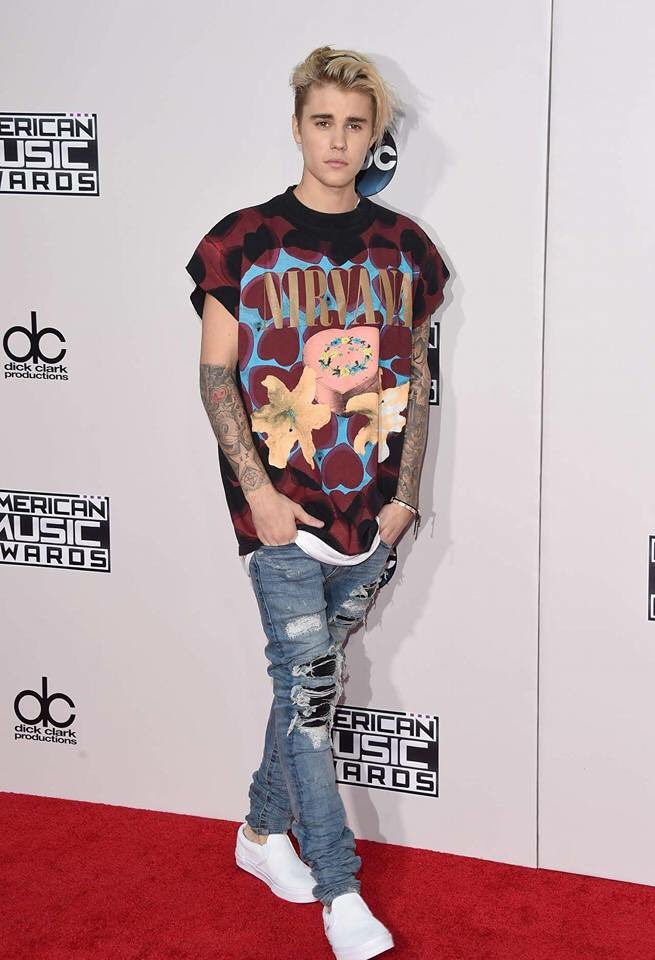 itsbunny139's tweet photo. ชีวิตเคยซีเรียสเรื่องชุดบ้างมั้ย?
#BieberOnAMAs #AMAs #AMAsJustin #คนไทยไม่ยุ่งขอมุ่งฝรั่ง #หล่อจนต้องขอเลียหน้า https://t.co/HoqWPrFXwH