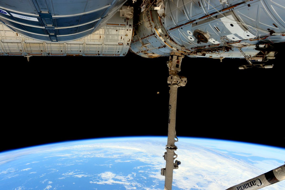 StationCDRKelly's tweet image. The #moon seems so far away sometimes. #YearInSpace