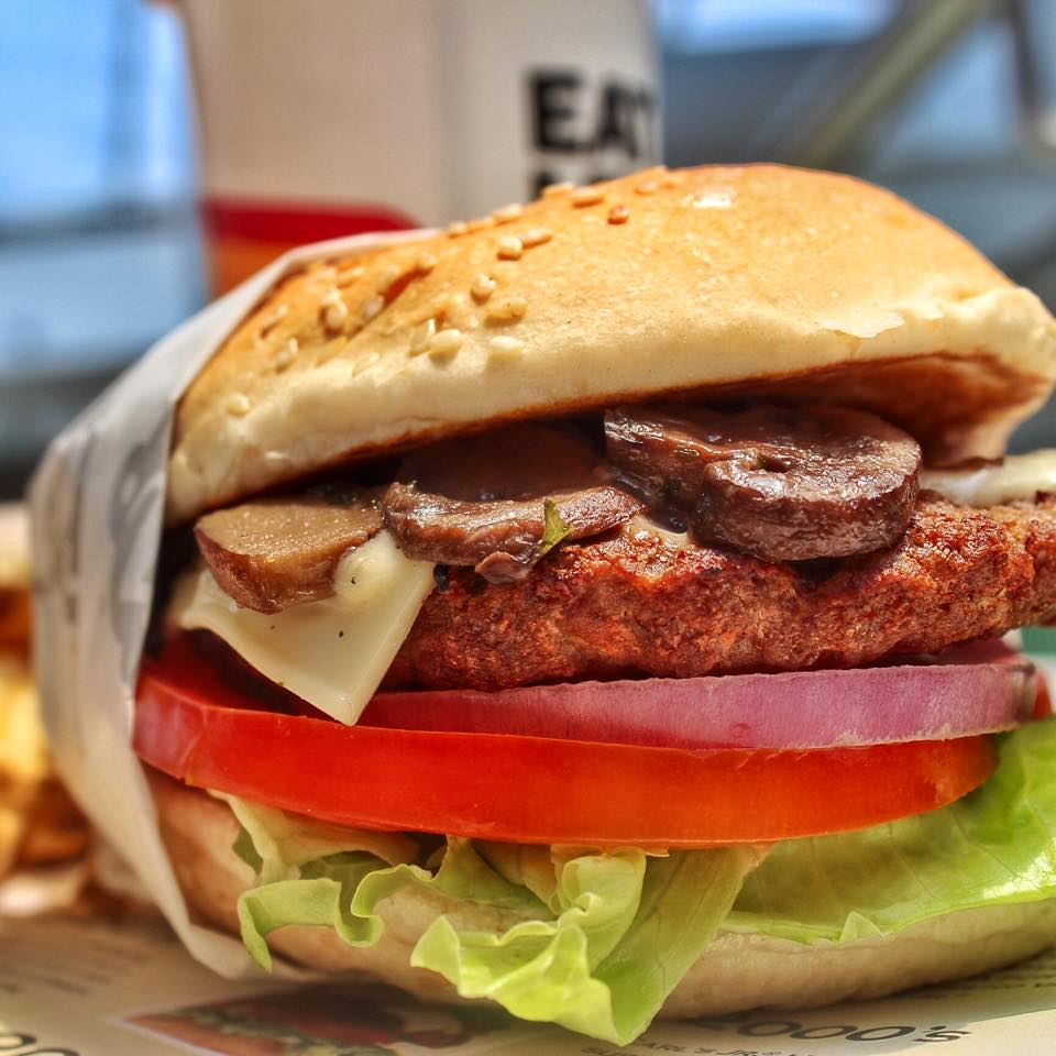 CarlsJrPanama's tweet photo. ¡Nuestra Portobello Mushroom tiene un sabor único que simplemente es de otro planeta! 👽🍔 #carlsjr #panama https://t.co/ATOG9ZHov8