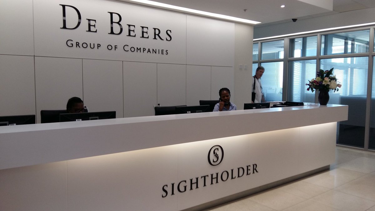 Simmoa's tweet photo. Love diamonds? This is where I've been today. HQ of 35pc of the world's rough diamond trade, in Botswana @DeBeers https://t.co/4QWwMrABX7