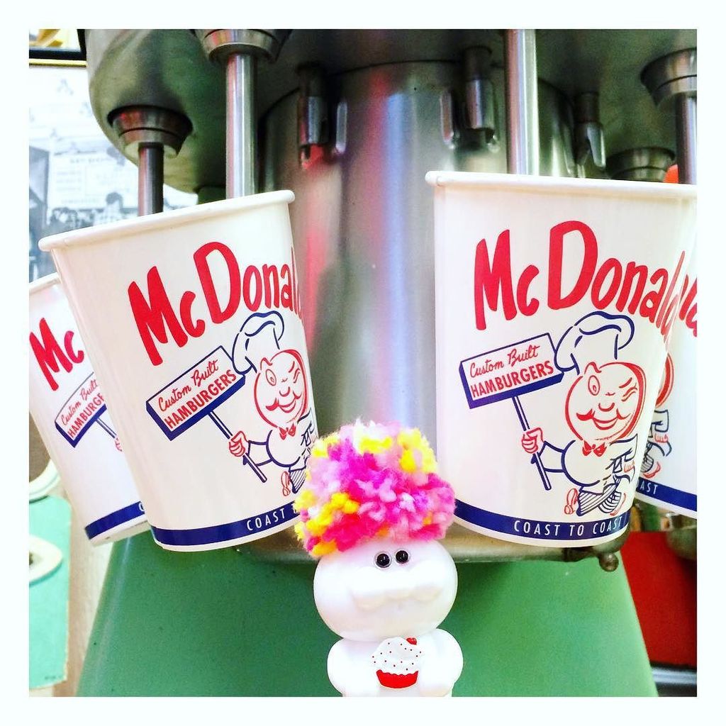 refreshment_aya's tweet photo. マクドナルドミュージアム🍔🍟オリジナルキャラクターがロナルドになる前の子、スピーディー君アイテムも見ることができました😉#speedee #mcdonaldsmuseum #マクドナルド #california #refreshm… https://t.co/1JjriC4Kzq