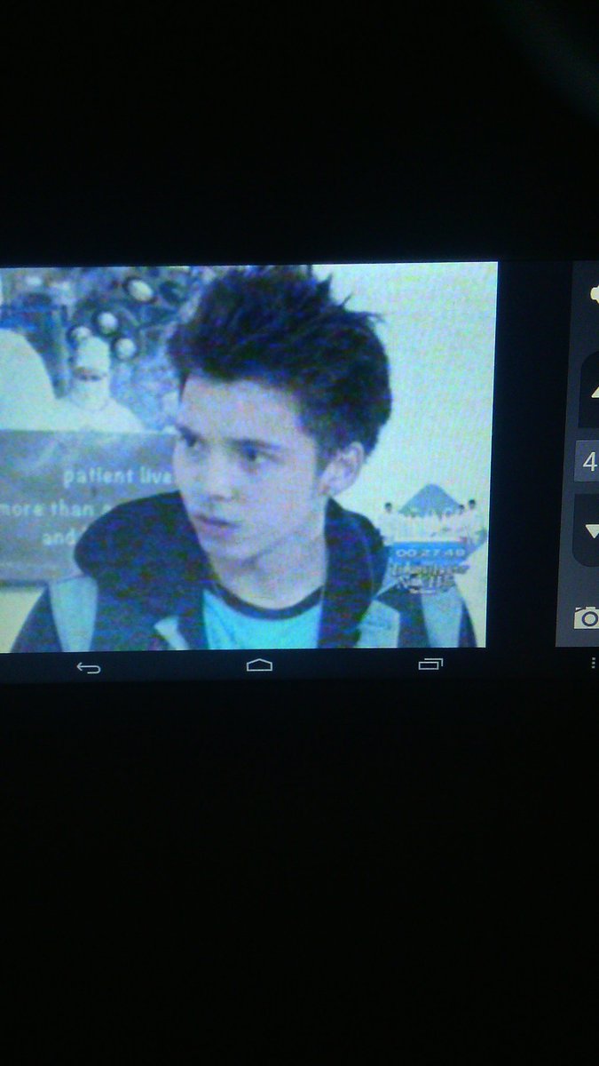 Sarah_BiE's tweet photo. Masih bisa nonton @steff_william  ,walau mati lampu... https://t.co/ZsXwww8UtH