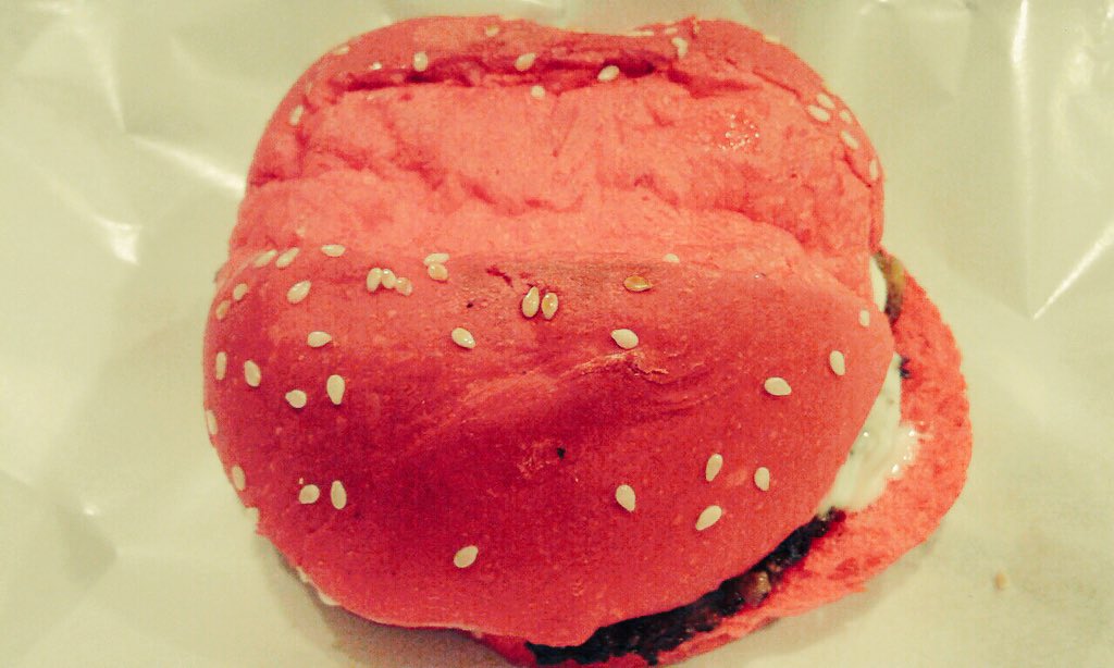 mayorSHENGKI's tweet photo. Ang aking unang burger na may kulay. Pop din naman pala. #swaburger #red https://t.co/93Q8BL3cJs