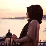 آٍنًـآٍ يـٍآٍ عِيـٍن مٌلـٍـًيـٍت 😒

وغٌـنًـه المجـِروح غٌـنًـيت 😔

مٌثَـل المآٍي بُآٍلگاع 😭

هيج آٍنًـآٍ تـَبُدًيت 😞