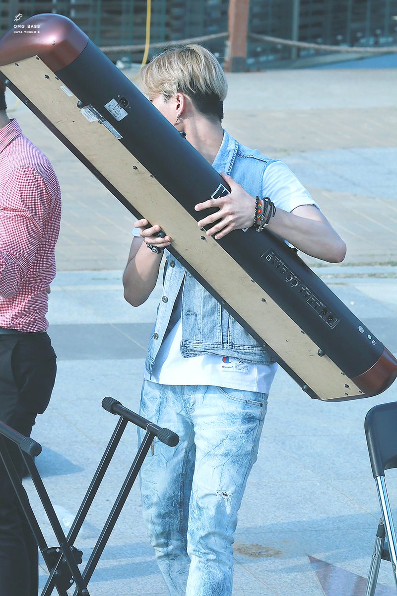 sticct's tweet image. เปียโนอันเบ้อเริ่มเลยจุนยกไม่ไหวหรอกเดี๋ยวตะต๋ายกให้เองงงูยๆๆๆTT  เตงไมค์ไม่ดังหรอเดี๋ยวต๋าดูให้ #Anjun