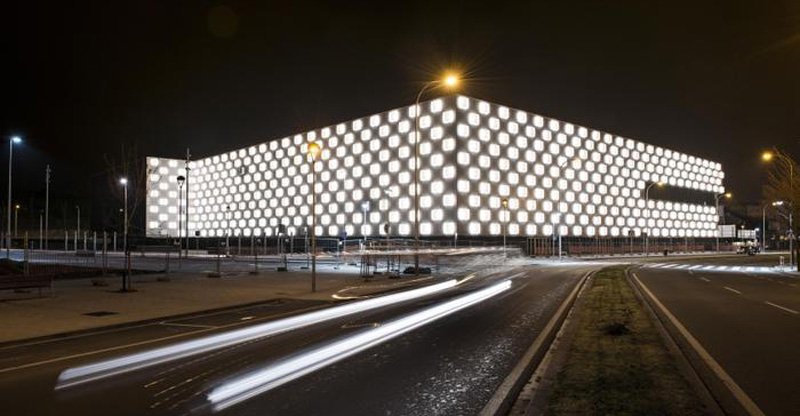 bit.ly/1NN9FzR La iluminación LED en una fachada define una textura tridimensional @InfoConstruccio <a href="/Solydi/">Solydi</a>