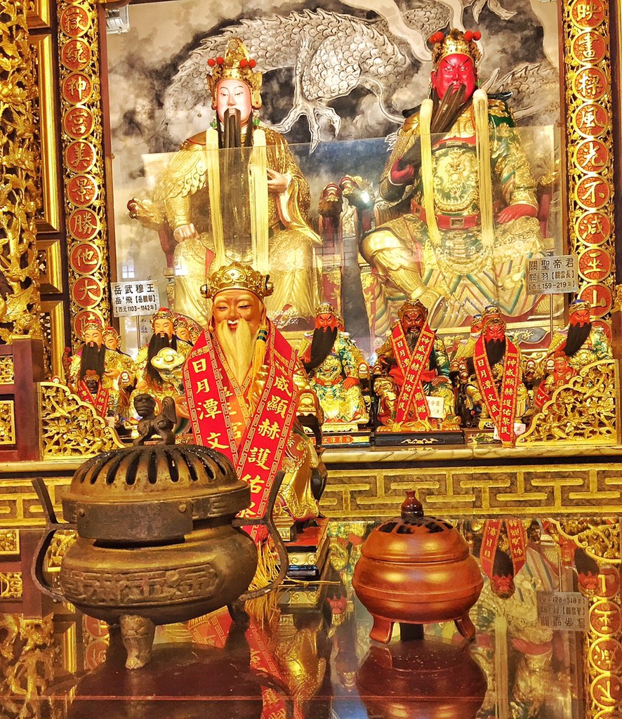ReiskrantRon's tweet photo. In Taiwan: Temple time at Sun Moon Lake; NL-koeien bij Itashao; wisseling wacht bij Chiang Kai Shek; topfood Bunsbao https://t.co/pxLPIPeDh8