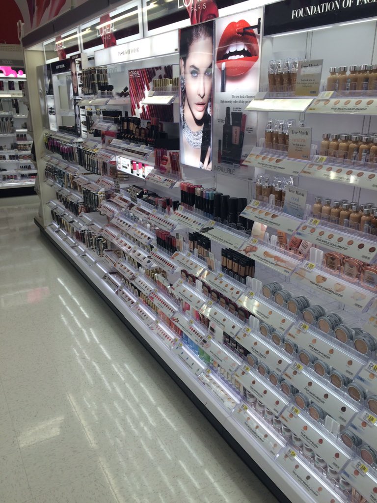 JustinT1495's tweet photo. This is what cosmetics looks like when it is 100% purged! #inthestoreonthefloor #gosales @nroyal13 @JimHogan23 https://t.co/gAzD0pcpWa