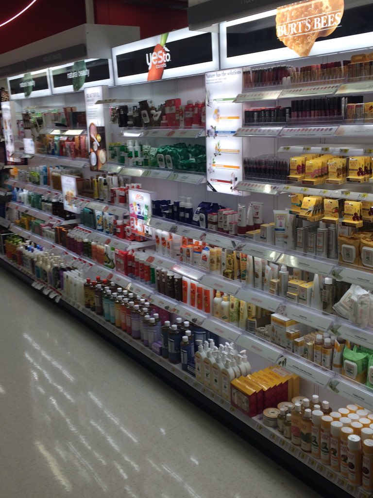 JustinT1495's tweet photo. This is what cosmetics looks like when it is 100% purged! #inthestoreonthefloor #gosales @nroyal13 @JimHogan23 https://t.co/gAzD0pcpWa