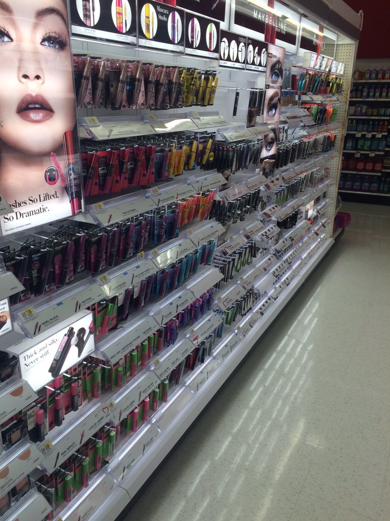 JustinT1495's tweet photo. This is what cosmetics looks like when it is 100% purged! #inthestoreonthefloor #gosales @nroyal13 @JimHogan23 https://t.co/gAzD0pcpWa
