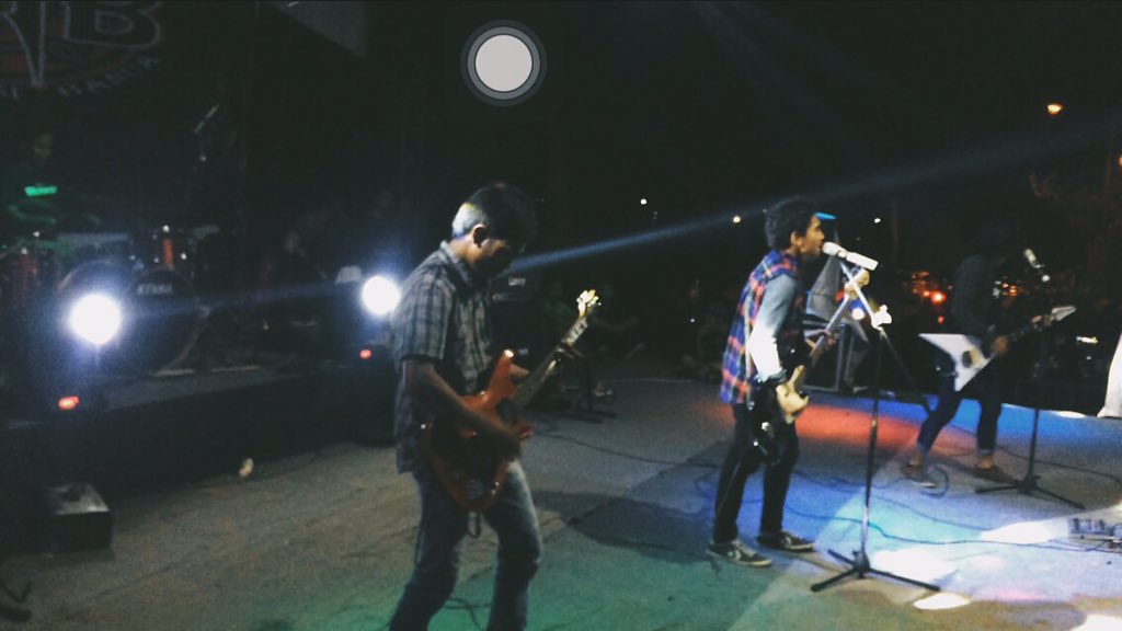 And we're back to the stage..!