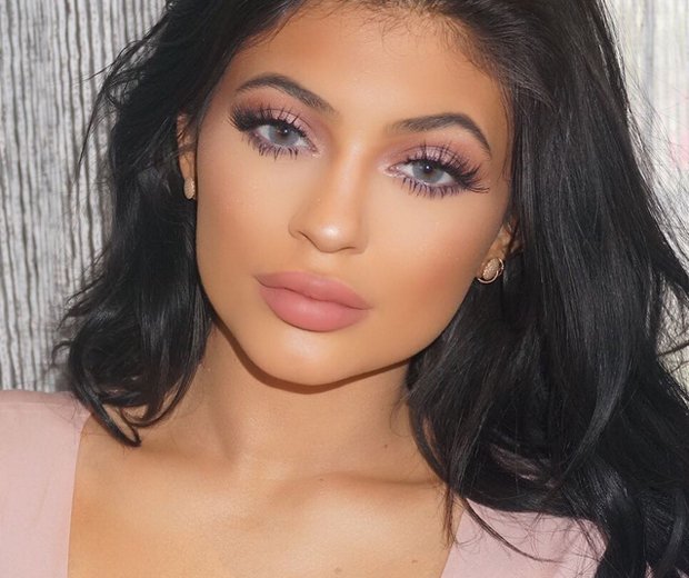 Bangerhead's tweet photo. Wanna know what's Kylie Jenners fave brow product is? Click here https://t.co/0xf3ExpAyZ https://t.co/2AWU7odp7O